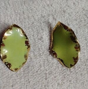 Goldtone green 💚 clip earrings